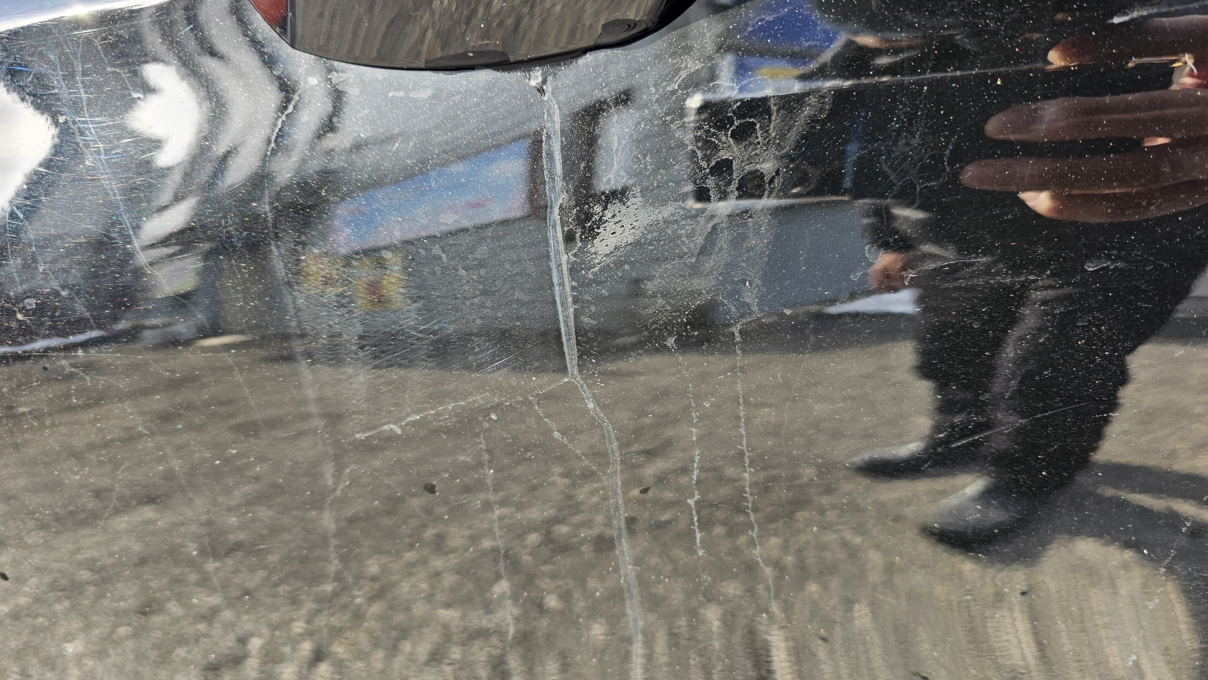 자동차에 떨어진 시멘트 흘러내린 사진