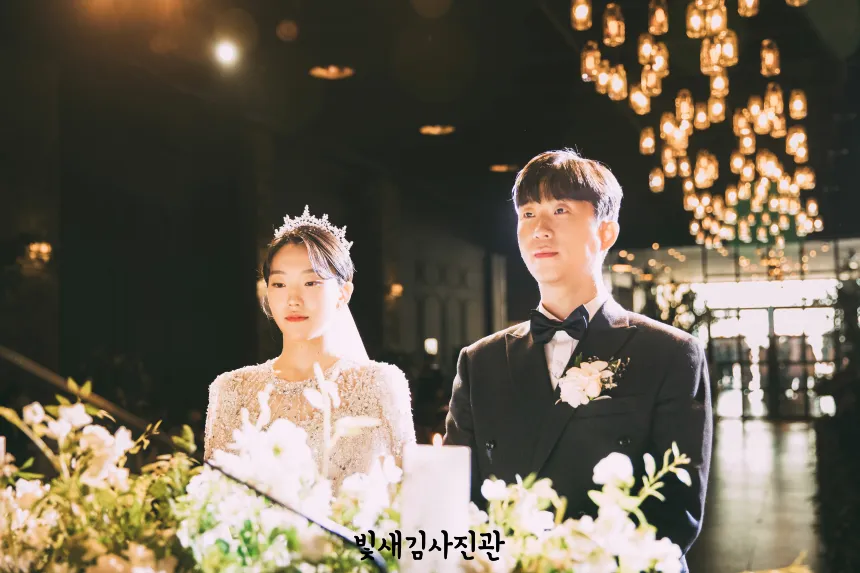 단상 바라보는 신랑신부