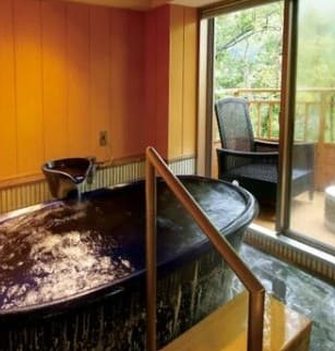 작은 욕조와 발코니가 보이는 사진