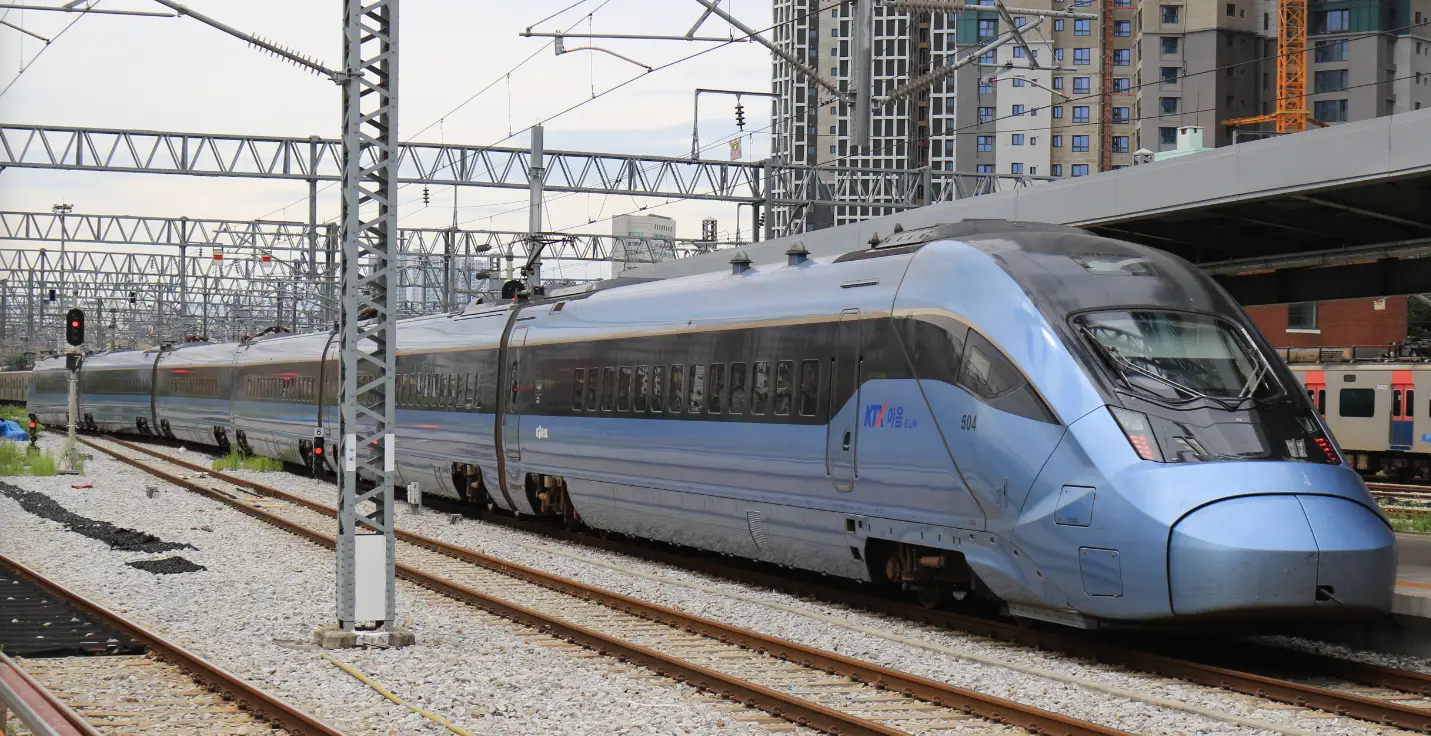 KTX-이음 열차가 달리는 모습