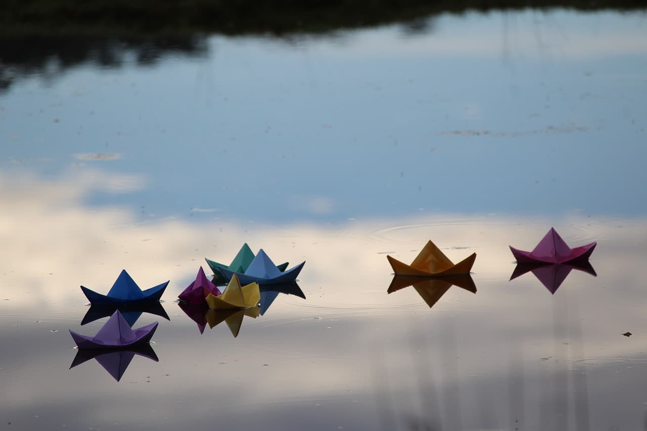 한지 기반 포스터 디자인: 전통 예술의 새로운 표현