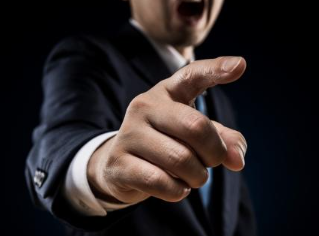 금방 고함치는 사람