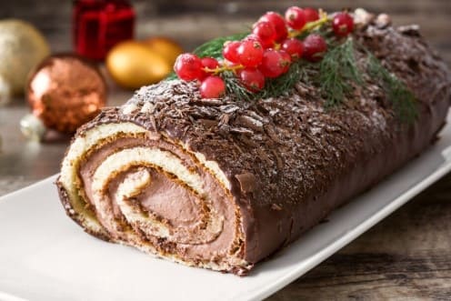 롤 케이크가 흰 접시 위에 올려져 있다.