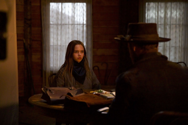 영화-올드-웨이-분노의-추격자-라이언-키라-암스트롱-스틸컷