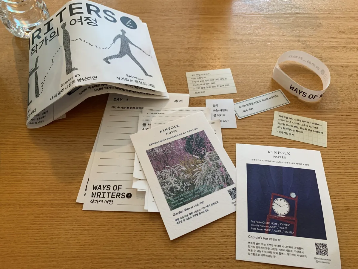 테이블-위에-전시-굿즈들