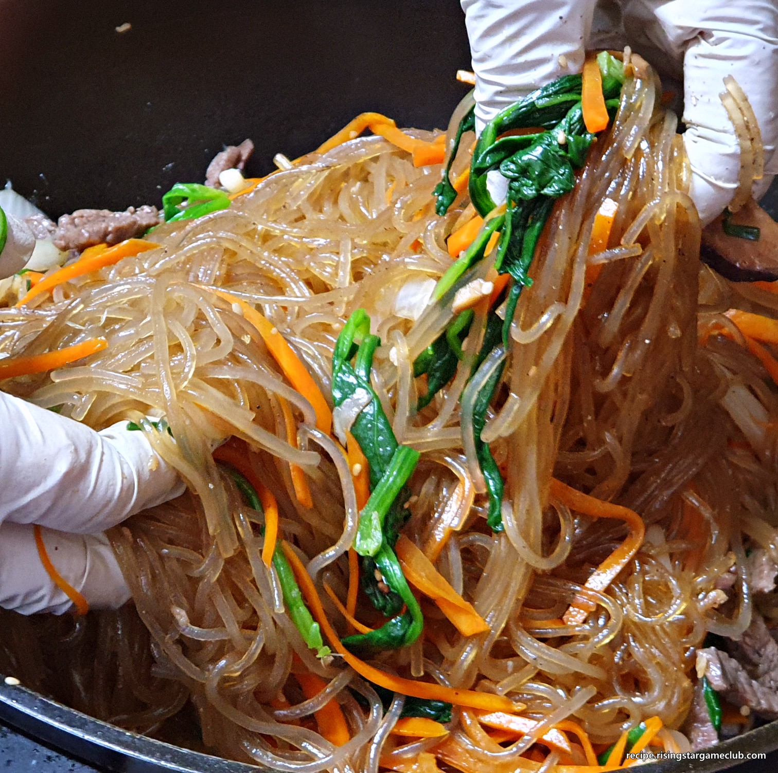 잡채를 버무리는 사진