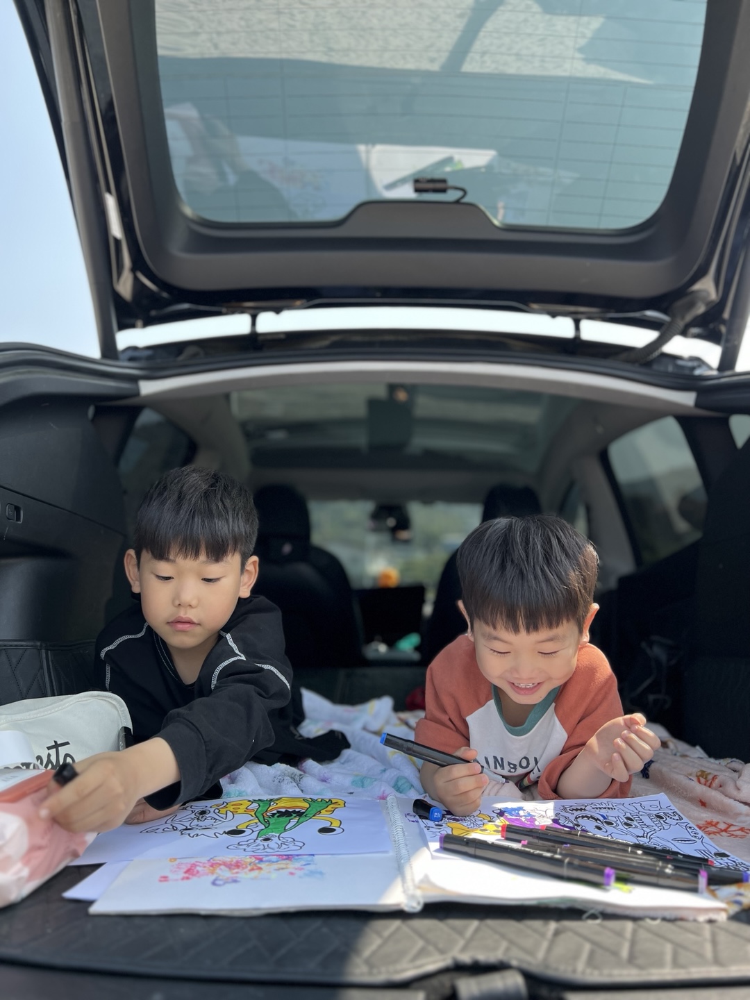 차박 세팅후 놀고있는 아이들