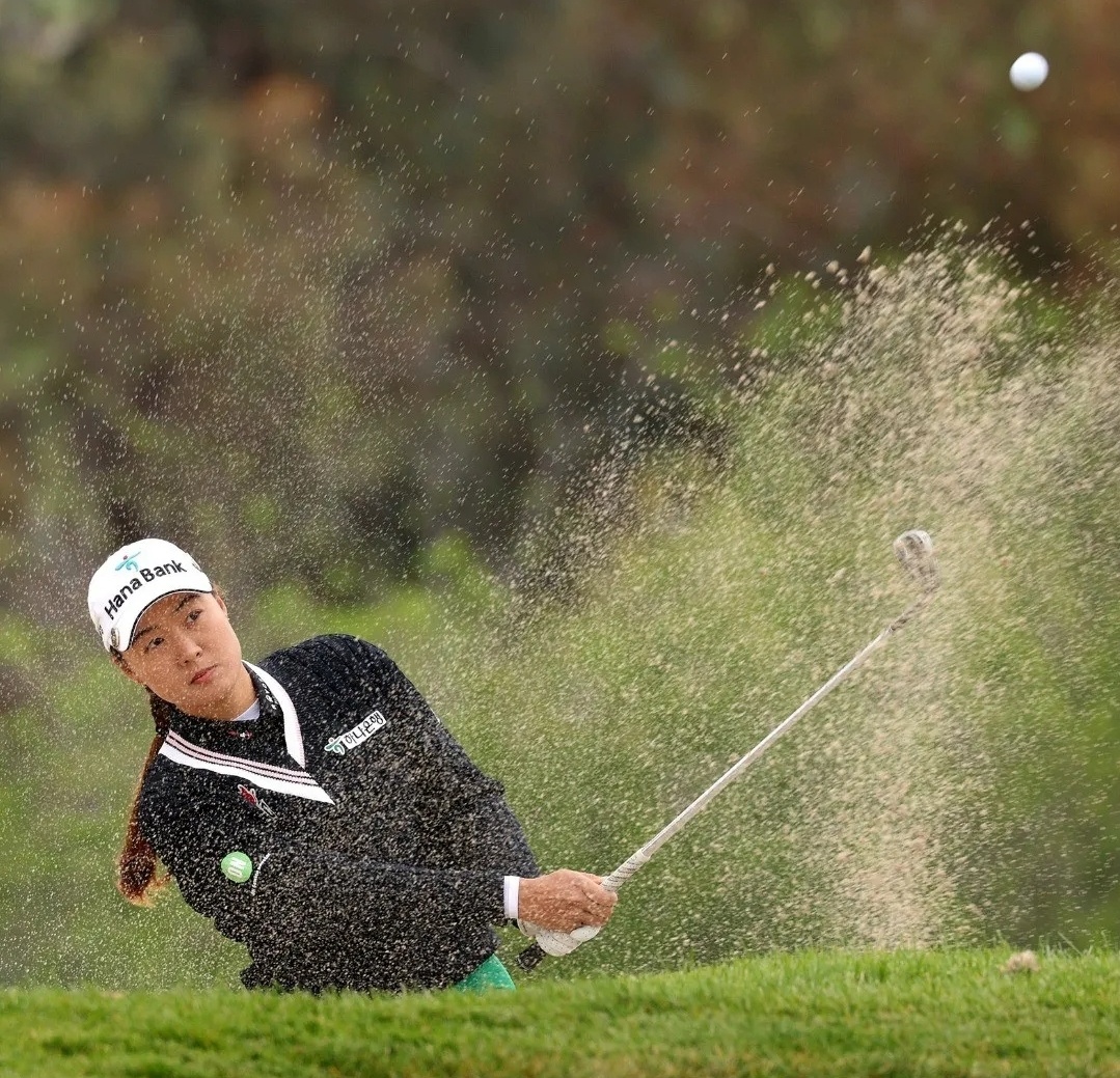 다른 사람의 벙커 샷 때문에 내 볼이 모래에 덮일 경우 골프 규칙
