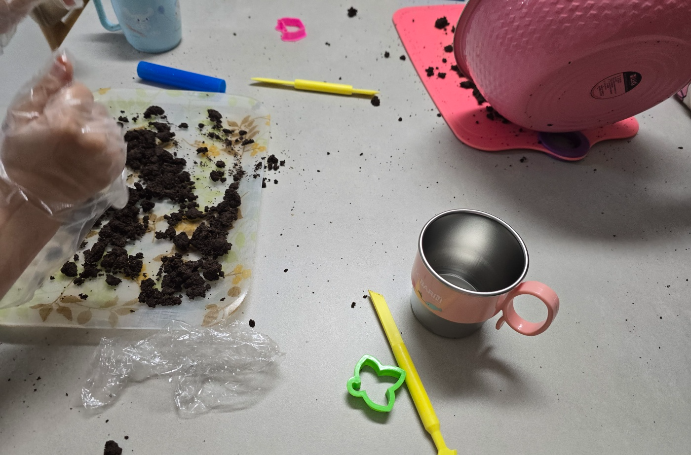 으깨어진 커피가루 반죽 모습