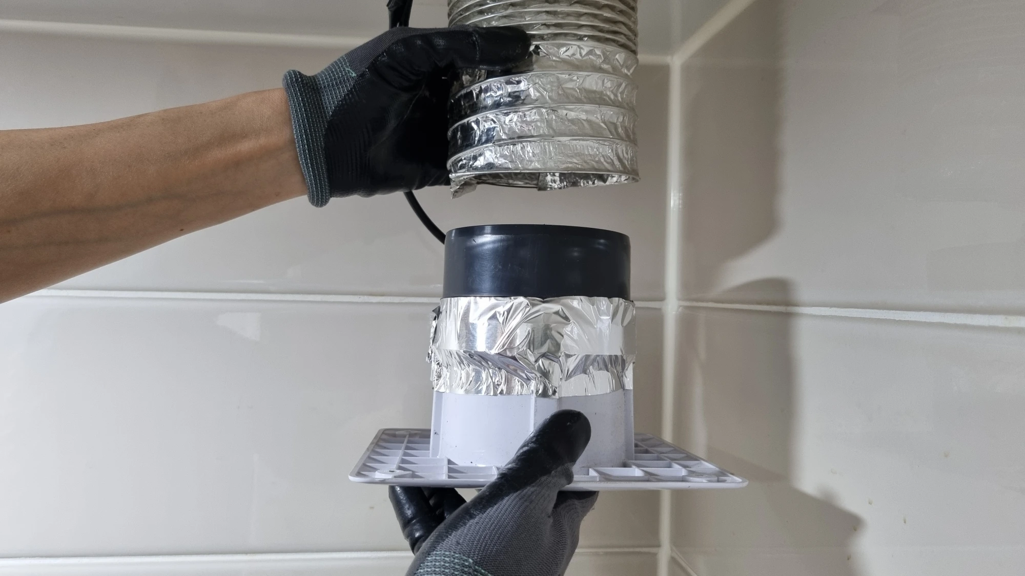 댐퍼 연결하는 모습