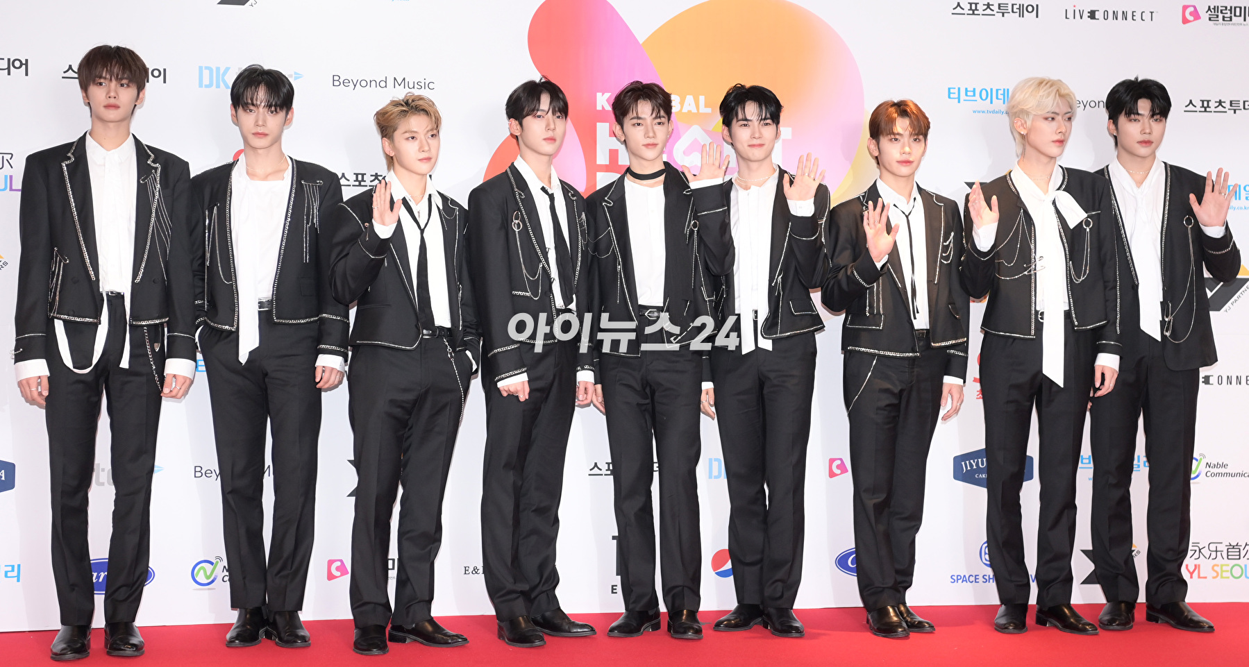 그룹 제로베이스원(ZEROBASEONE)이 10일 오후 서울 송파구 올림픽공원 케이스포돔(KSPO DOME)에서 열린 &#39;2023 K글로벌 하트 드림 어워즈&#39; 레드카펫 행사에 참석하고 있다. [사진=정소희 기자]