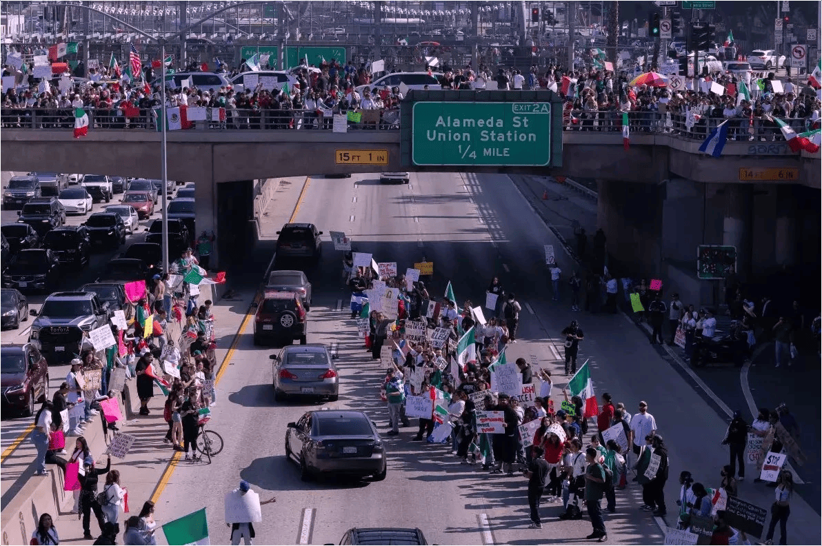 ICE 철폐 시위현장 이미지