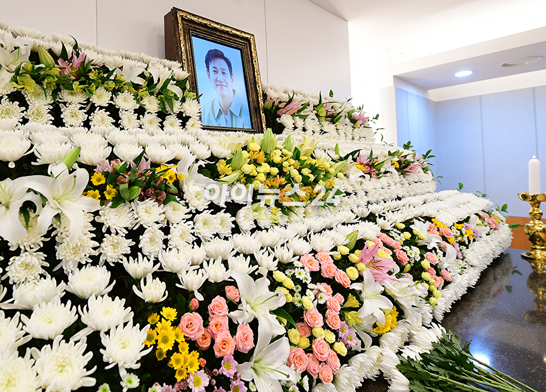 故 이선균의 빈소가 27일 서울 종로구 서울대학교병원 장례식장에 마련되어 있다. [사진=사진공동취재단]