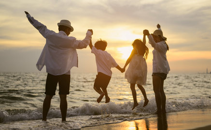 바닷가 배경 가족사진