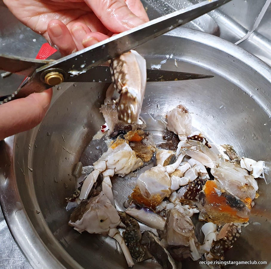 맛있는 양념게장에 들어갈 꽃게의 단단한 집게발 부분의 관절 마디를 잘라주는 사진