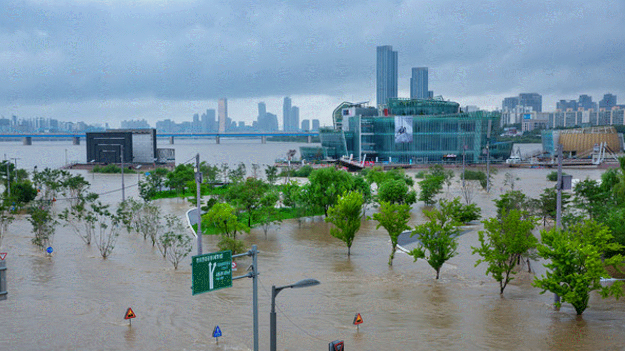 홍수로 하천 범람하여 공원이 잠긴 사진