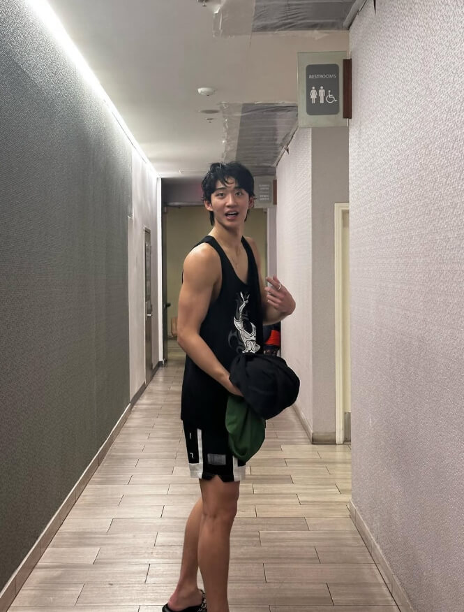 검정색나시티를입은-남성의모습