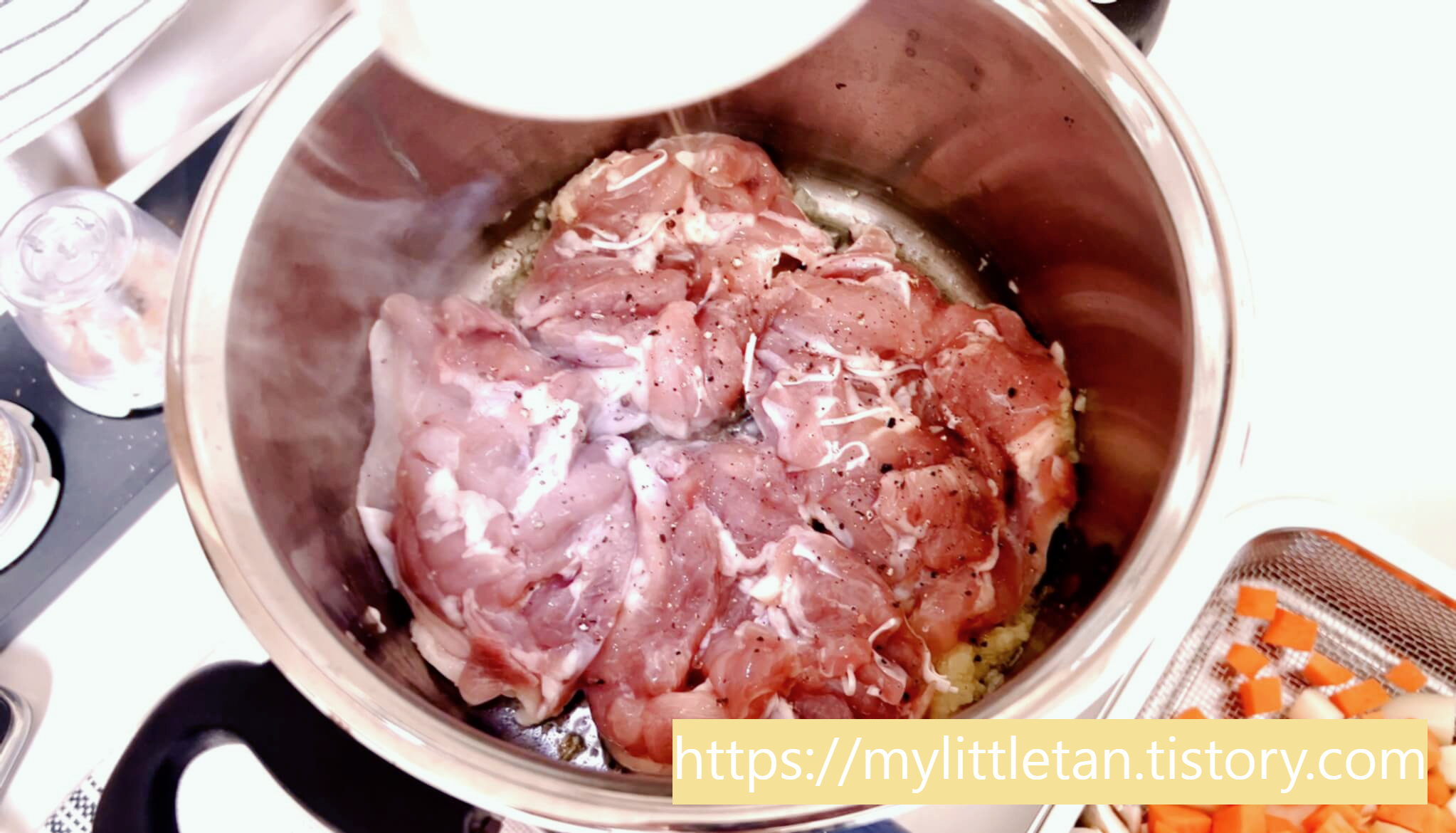 닭껍질 부분부터 굽는다