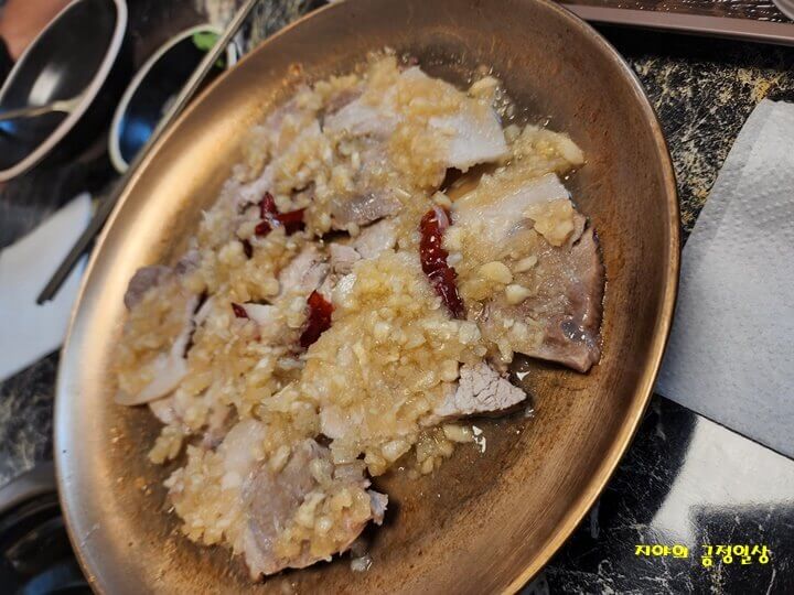 방짜유기에 담겨져 온 마늘수육