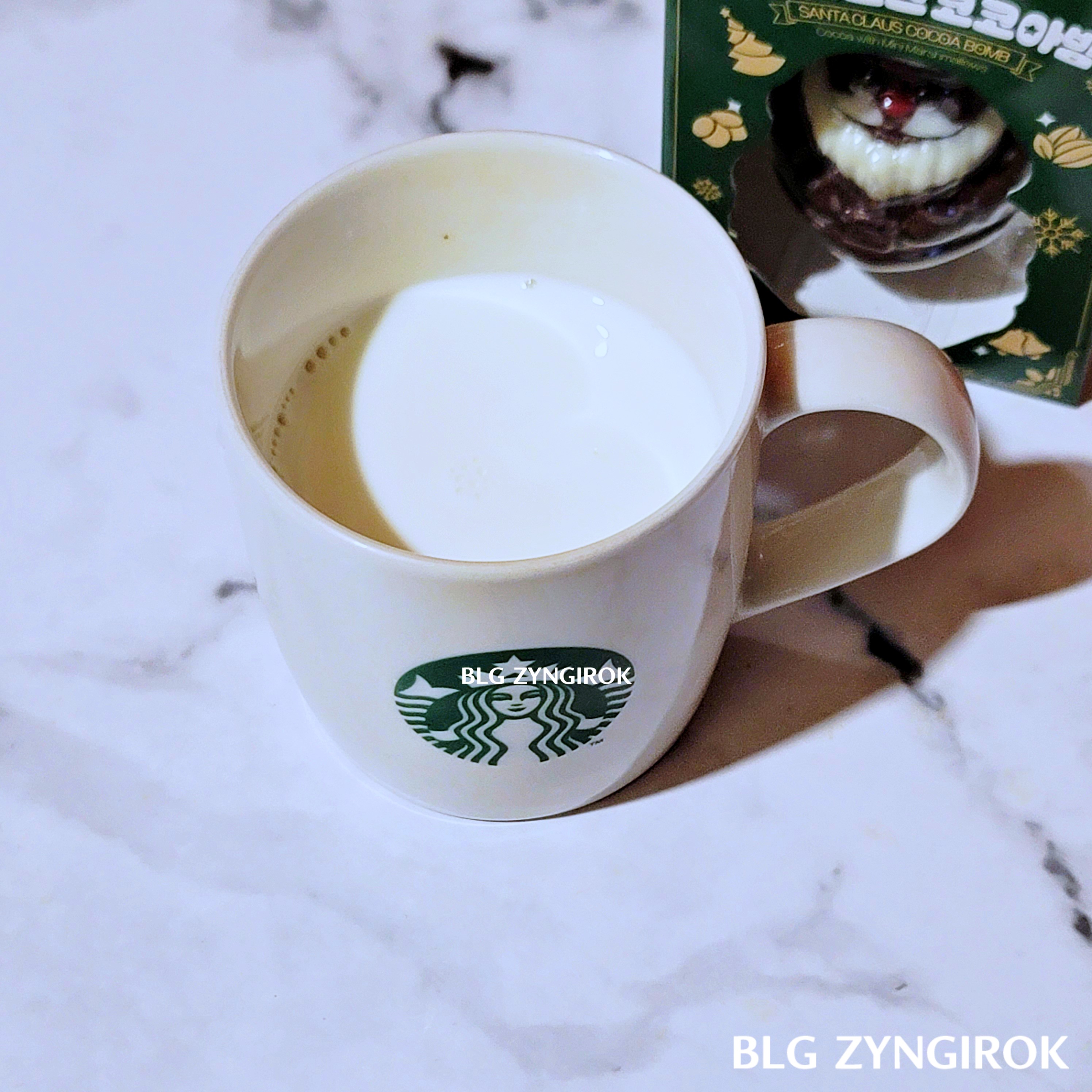 노브랜드 산타클로스 코코아밤 - 우유 한 잔이 놓여있다.