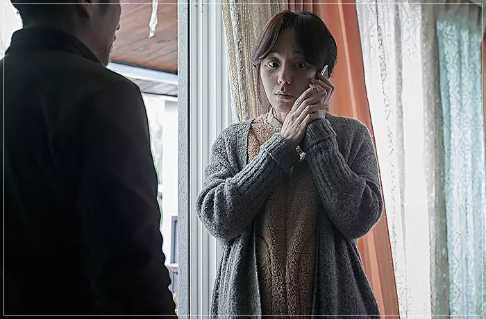 영화-자백-전화를-받고-있는-양신애-변호사