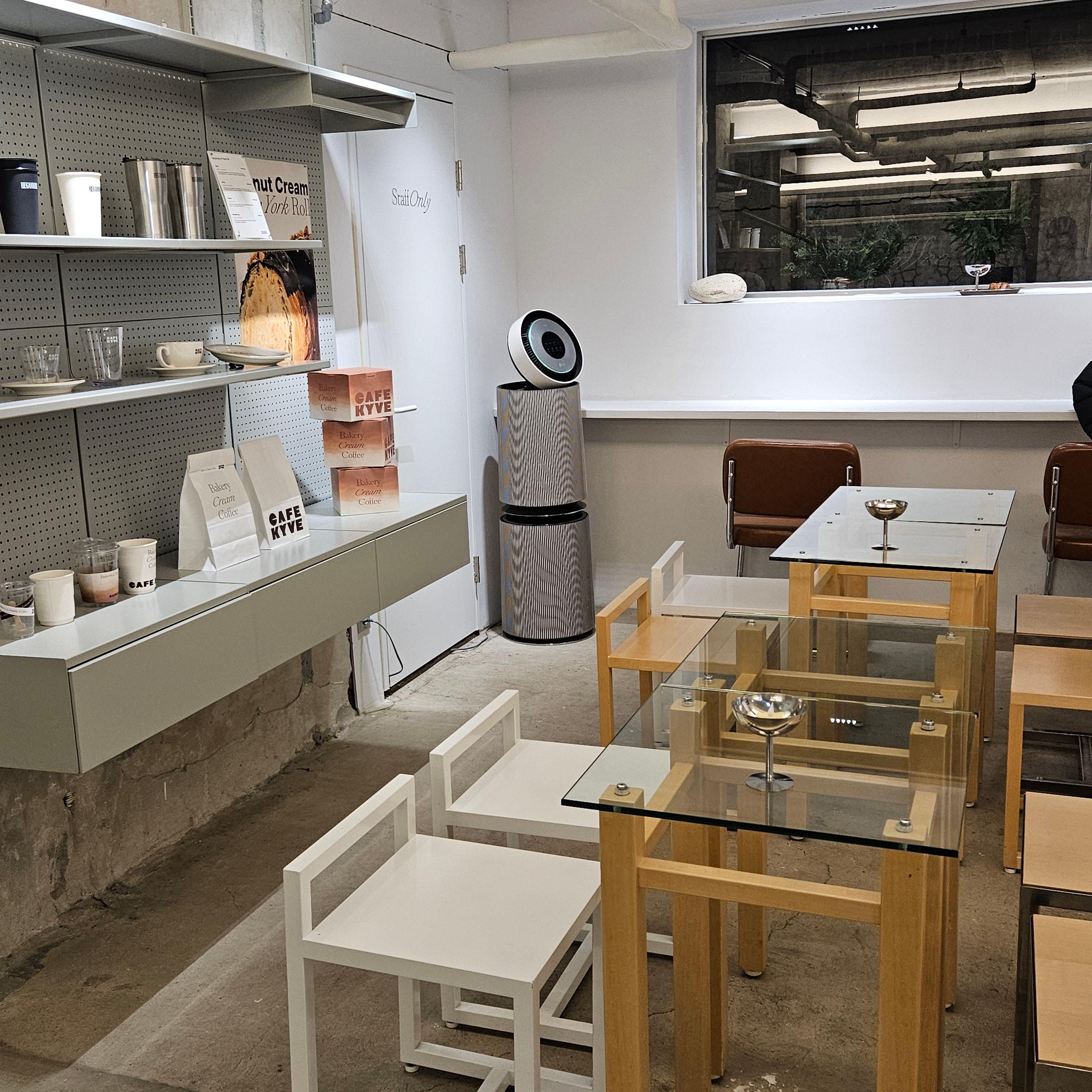 카페 1층 좌석 사진