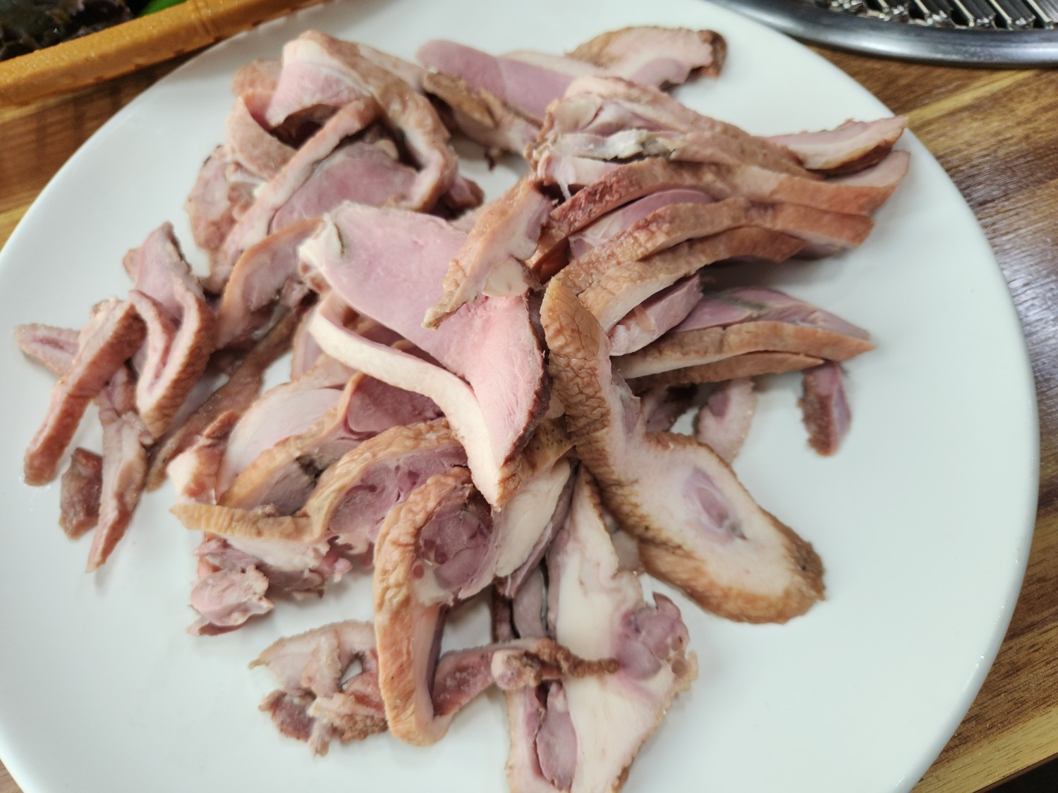 오리 고기 600g이 접시에 담겨 나온 모습