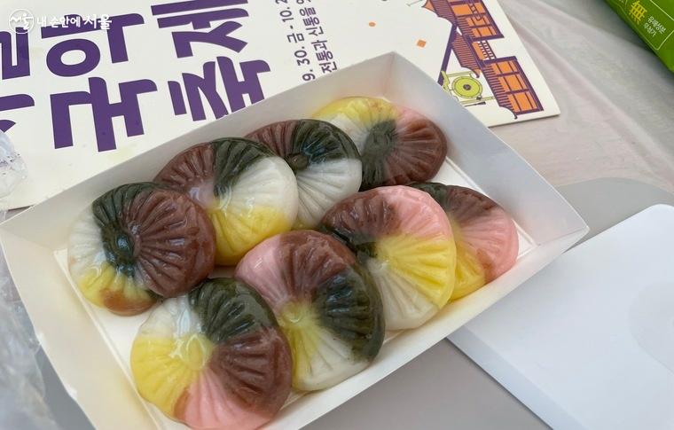 <우리소리의 맛> 프로그램을 통해 만든 꽃떡
