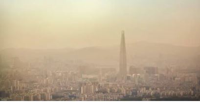 미세먼지로인해 뿌연 도시사진