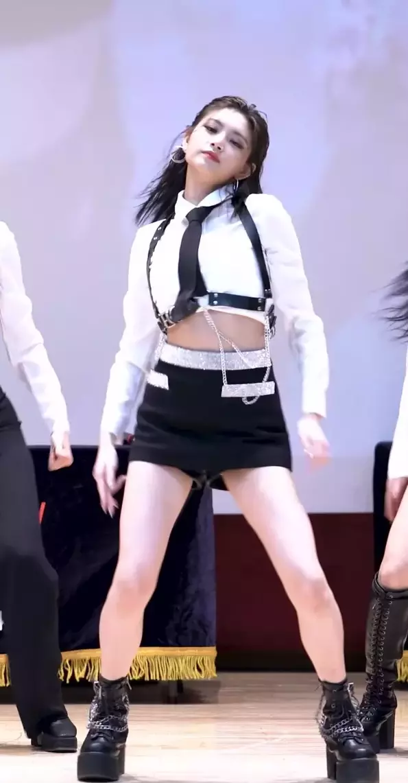 아이돌-idol-kpop-가슴-가슴골-슴골-boobs-cleavage-midriff-엉덩이-엉밑-엉밑살-butt-섹시-몸매-body-sexy-허벅지-thighs-도끼-cameltoe-nsfw-legs-cheeks-에버글로우-이런-왕이런-everglow-yiren