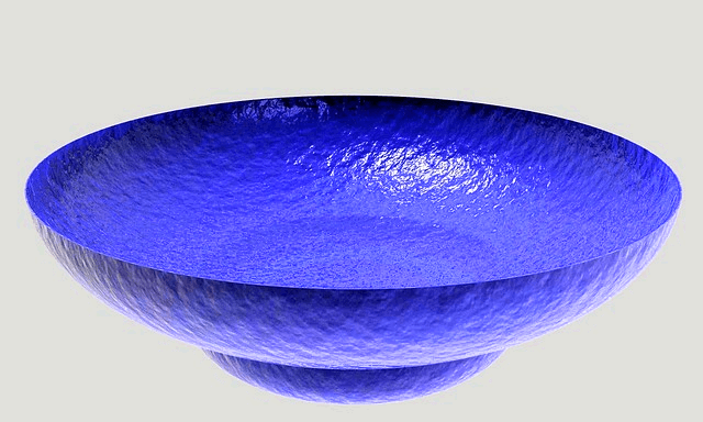 파란 접시가 있다. 둥글고 넓은 접시로 고급스럽다.