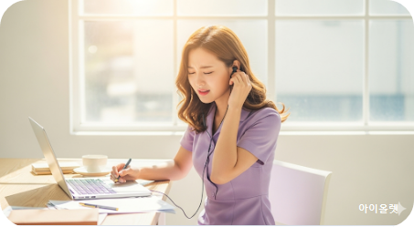 소음과 이어폰 사용으로 귀에 부담이 가는 모습