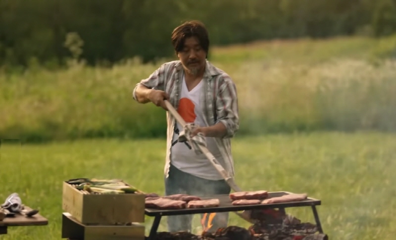 에드워드 리가 요리하는 모습