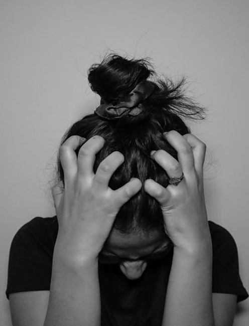 스트레스로 머리를 손으로 쥐고 있는 사진,출처: unsplash 제공