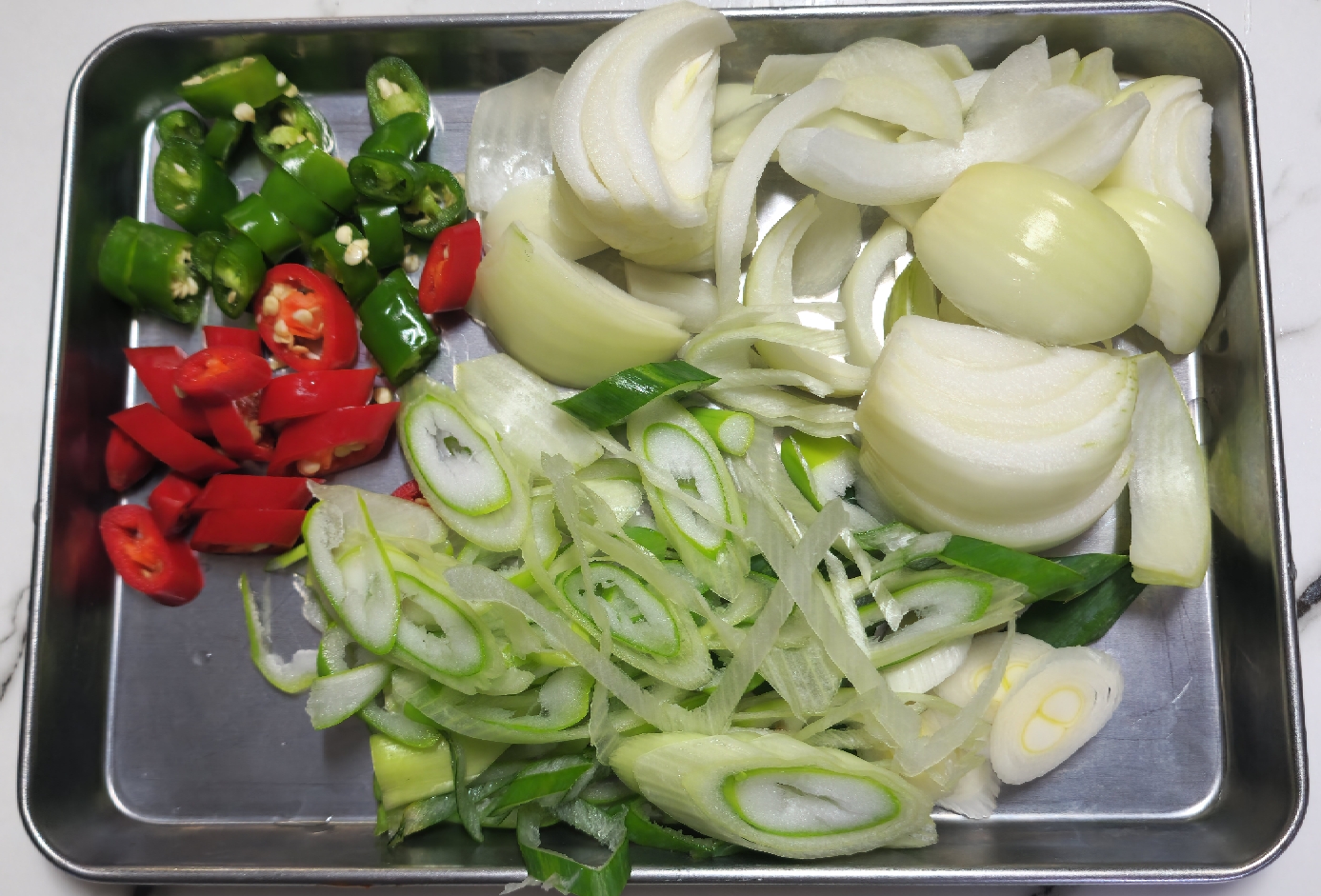 묵은지-김치찜-준비재료-양파-대파-고추