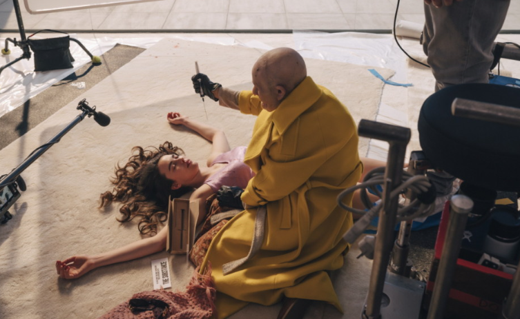 영화 서브스턴스 종료액 termination 주사를 놓는 엘리자베스