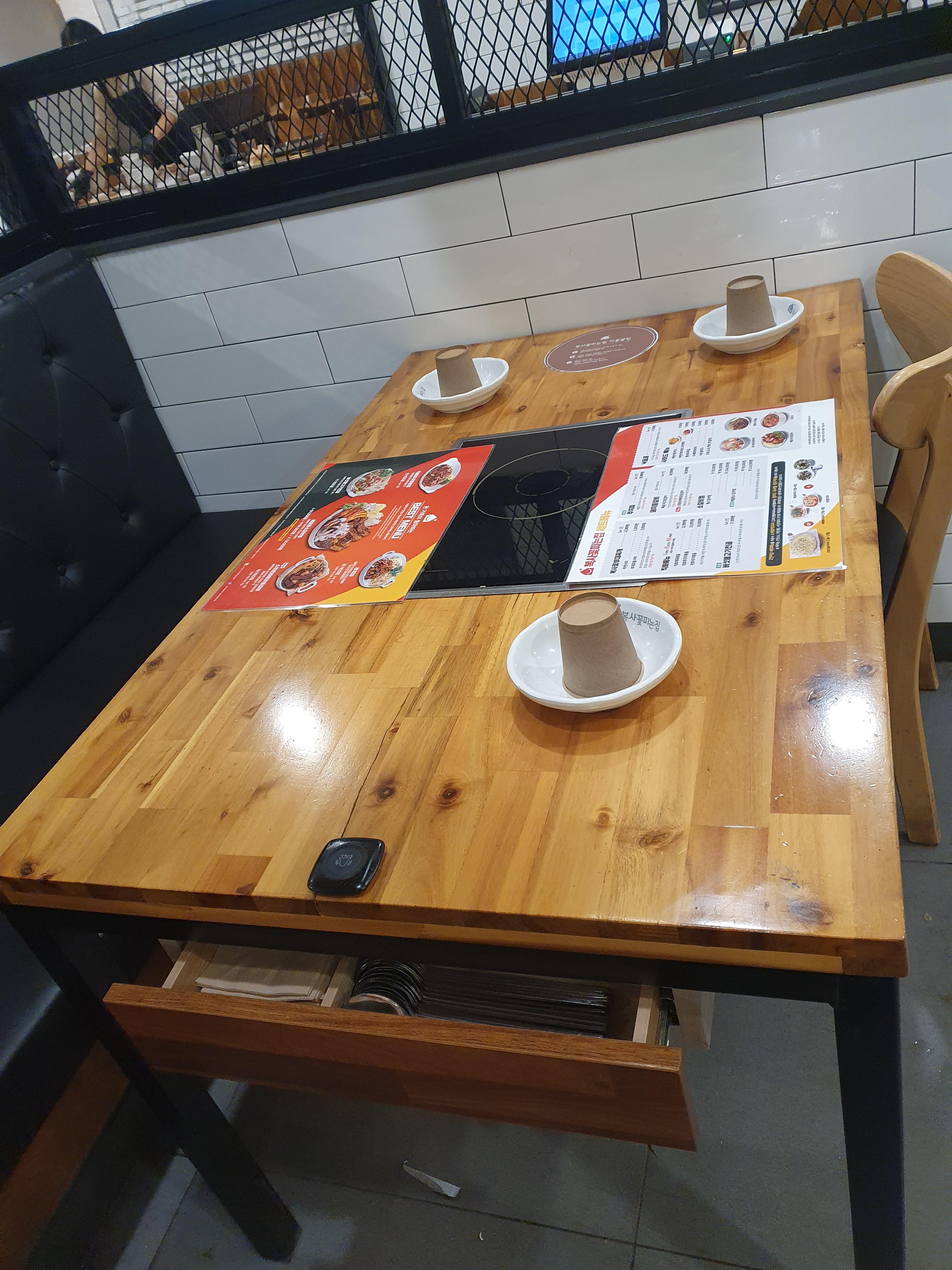 계산동 맛집 복사꽃피는집 매장 테이블 사진