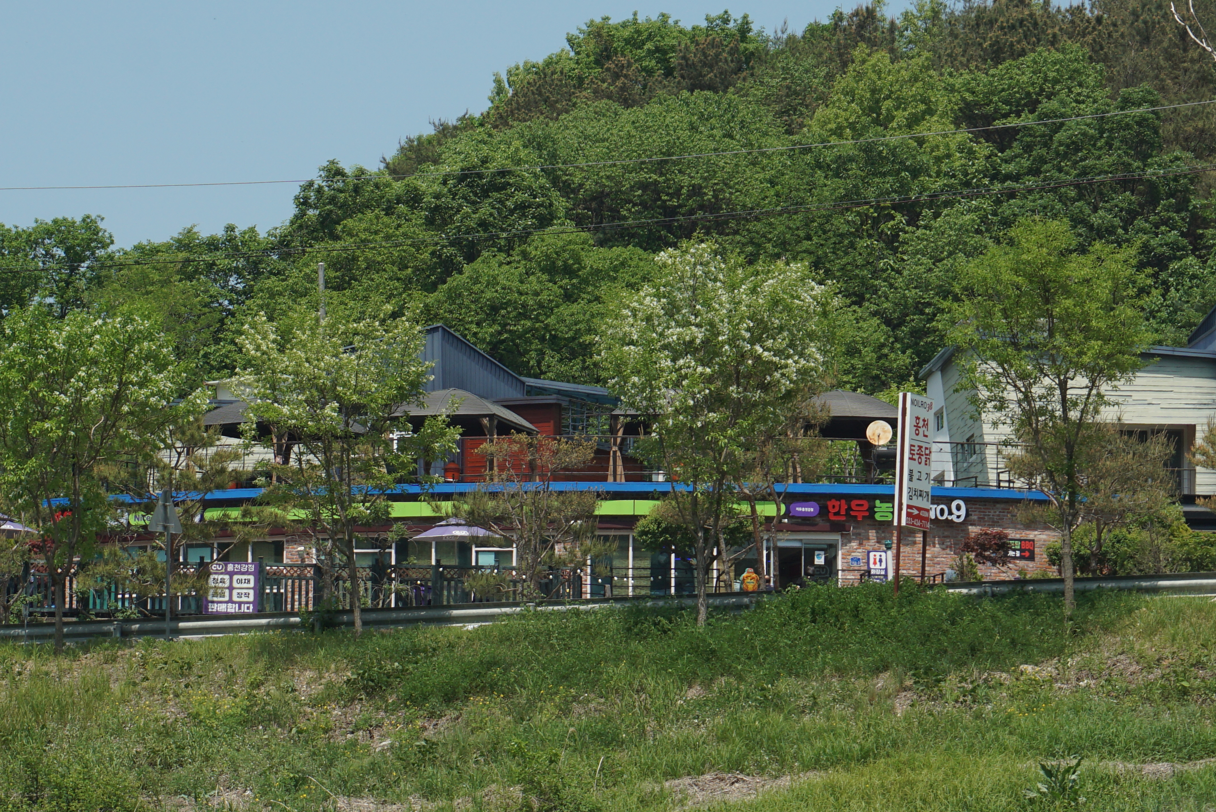 홍천강 근처에 위치한 편의점과 화장실 근접 사진