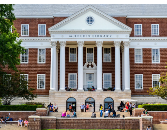 대학교 건물 사진입니다.