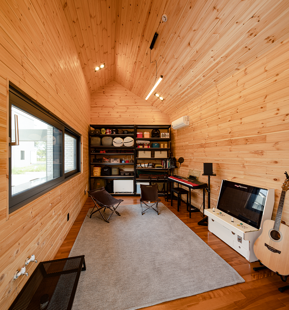 나무 골조가 그대로 드러나게 지은 목조주택 내부의 모습