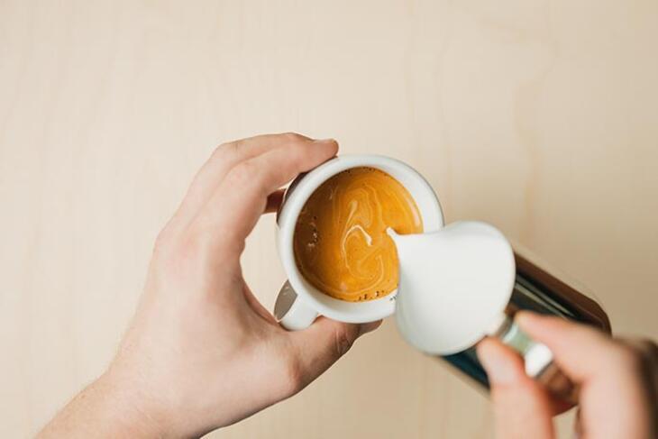 라떼아트 따르는 방법 - 하트