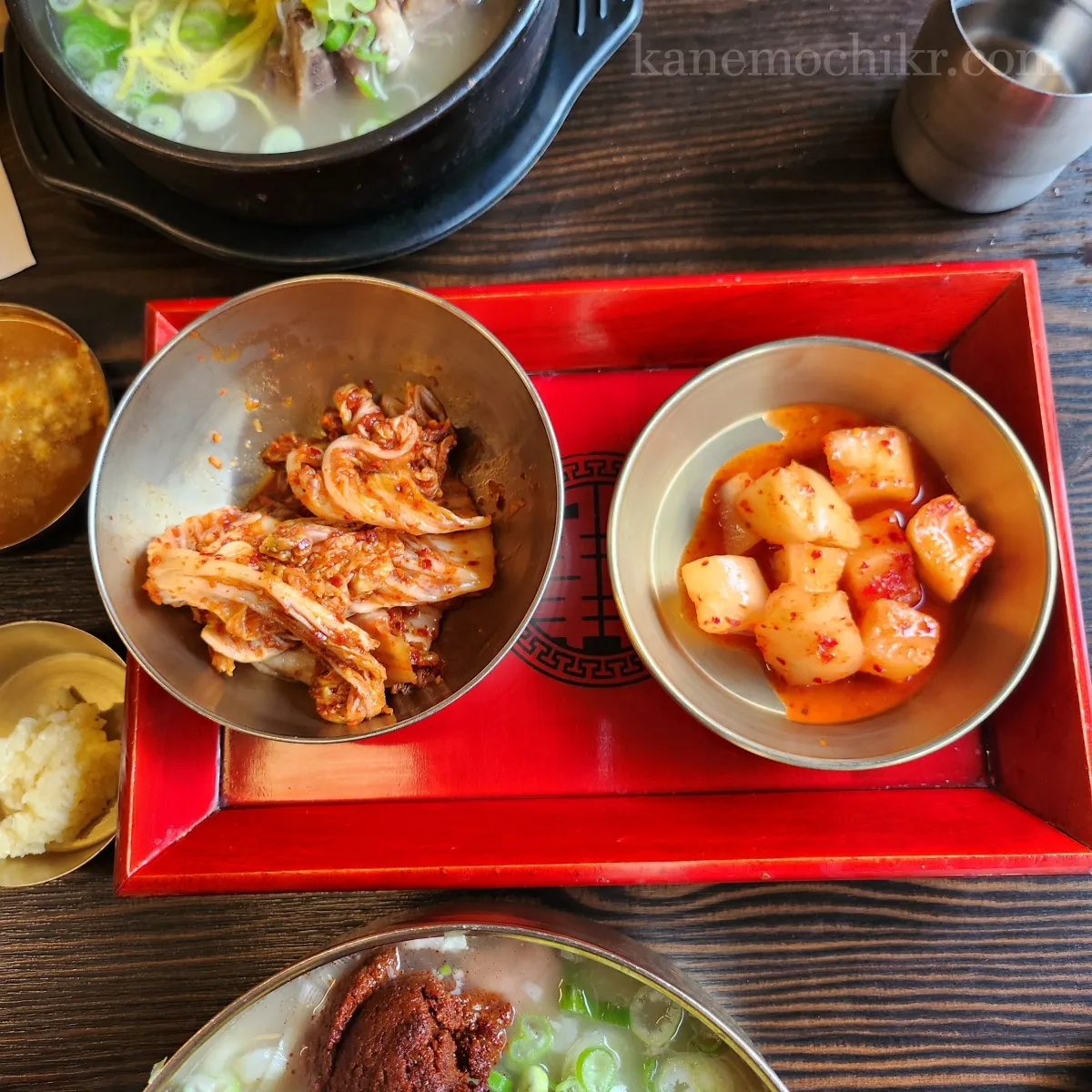 평이담백-뼈칼국수-반찬