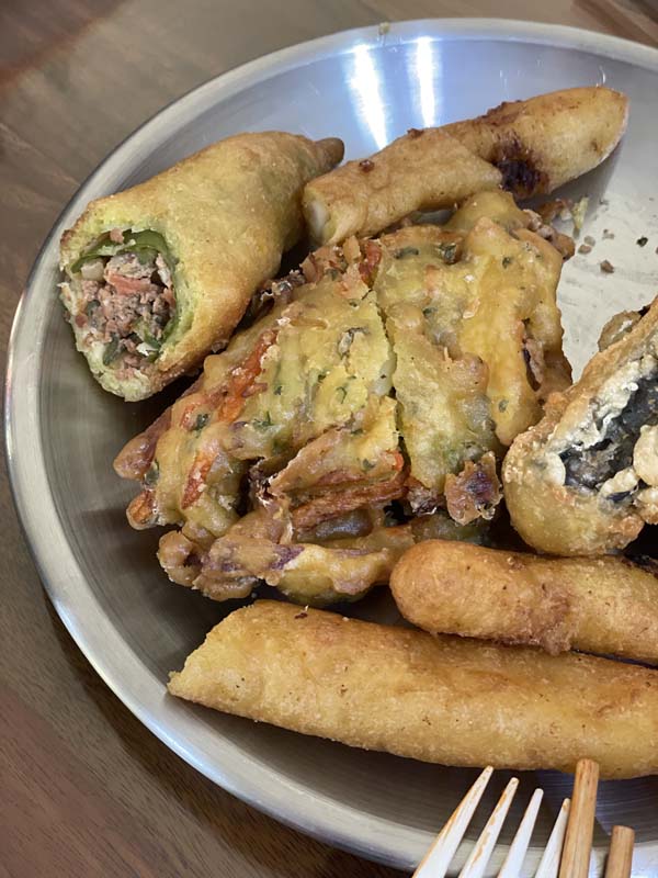 모둠튀김이 접시에 올려져있다