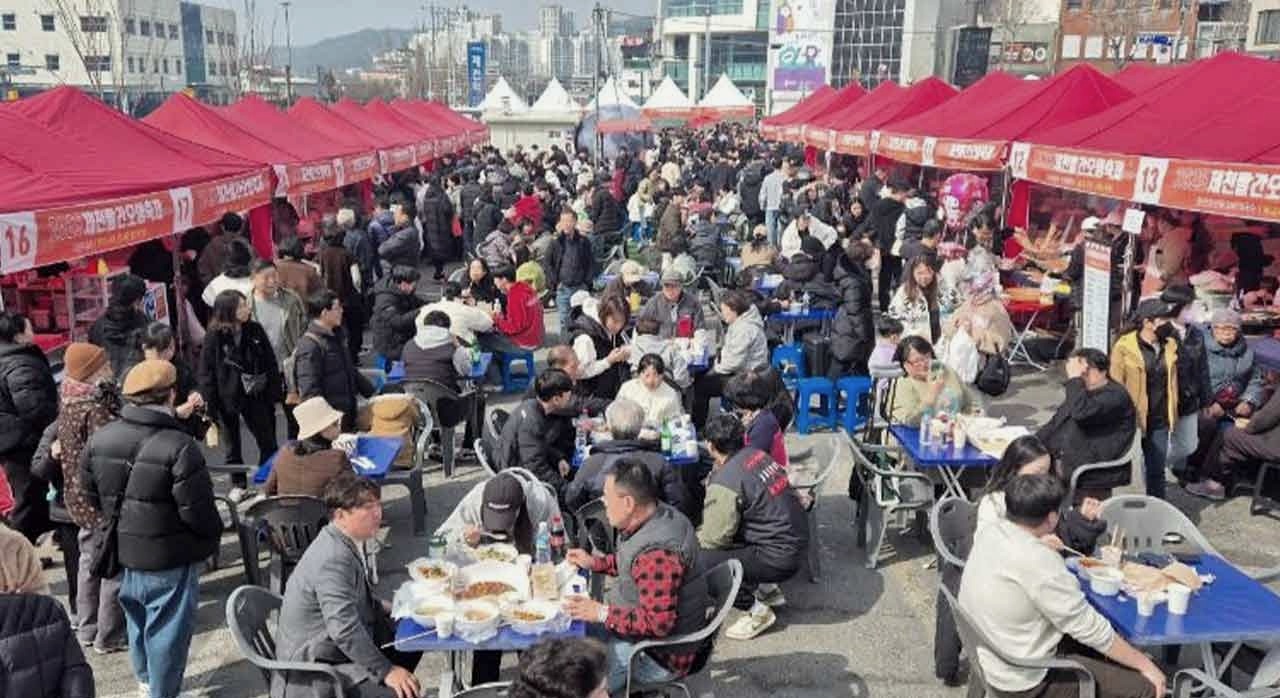 방문객들로 북적이는 지난 축제 제천역 광장의 전경이다. [ⓒ한국관광공사]