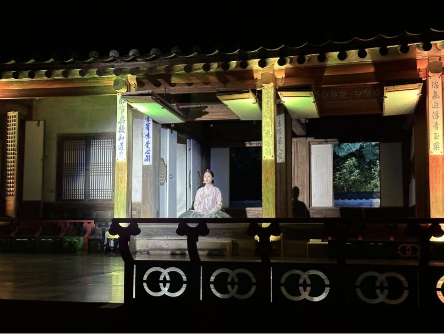 창덕궁 야간에 노래하는 여인사진