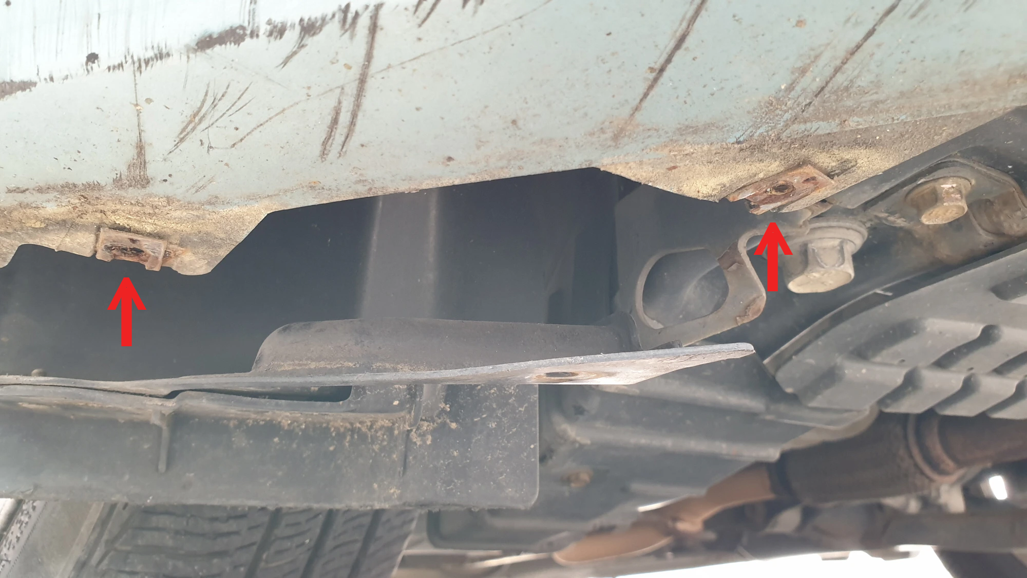 휠하우스 고정 볼트 위치