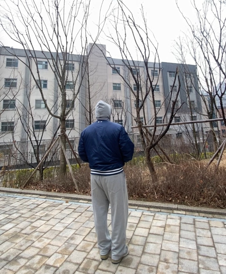 데일리룩('26.1.15.)반스 VANS 밀포드 비니, 뉴에라 MLB 뉴욕양키스 스타디움재킷 야구점퍼, 토피 그레이 후드티 집업, 토피 그레이 와이드 팬츠, 뉴발란스 993 그레이
