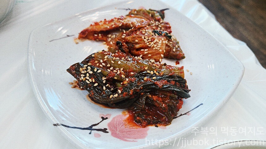 두꺼비게장-돌게장정식-밑반찬-갓김치