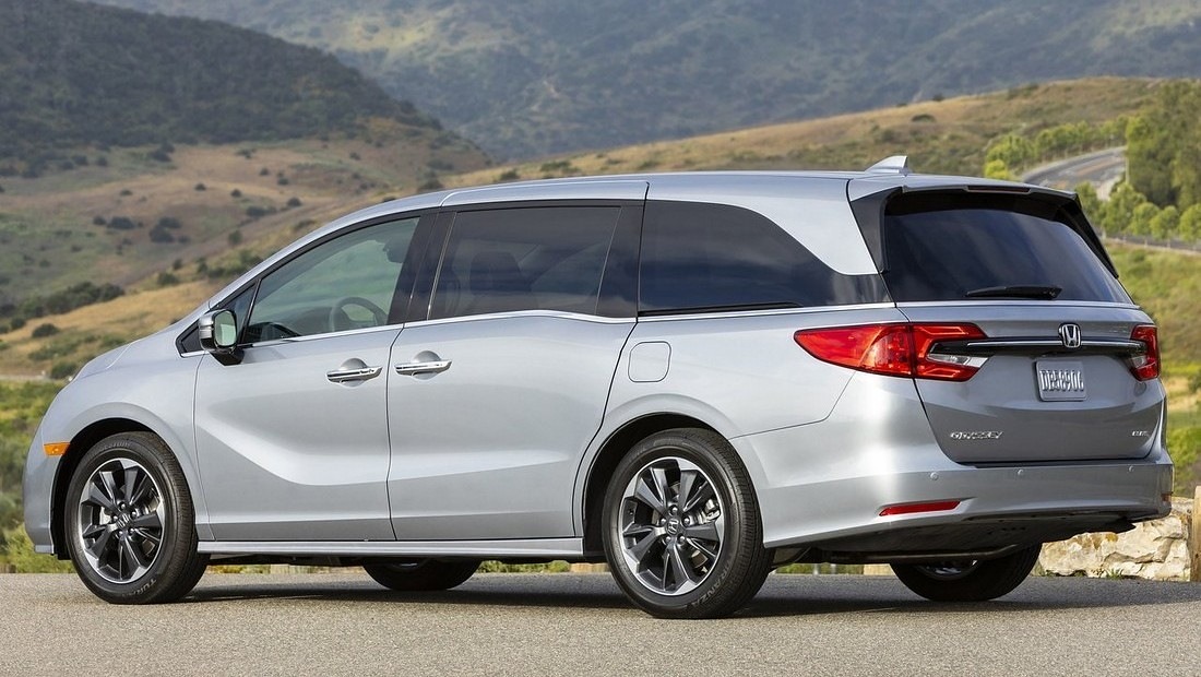 혼다 오딧세이 주행 후측면 사진