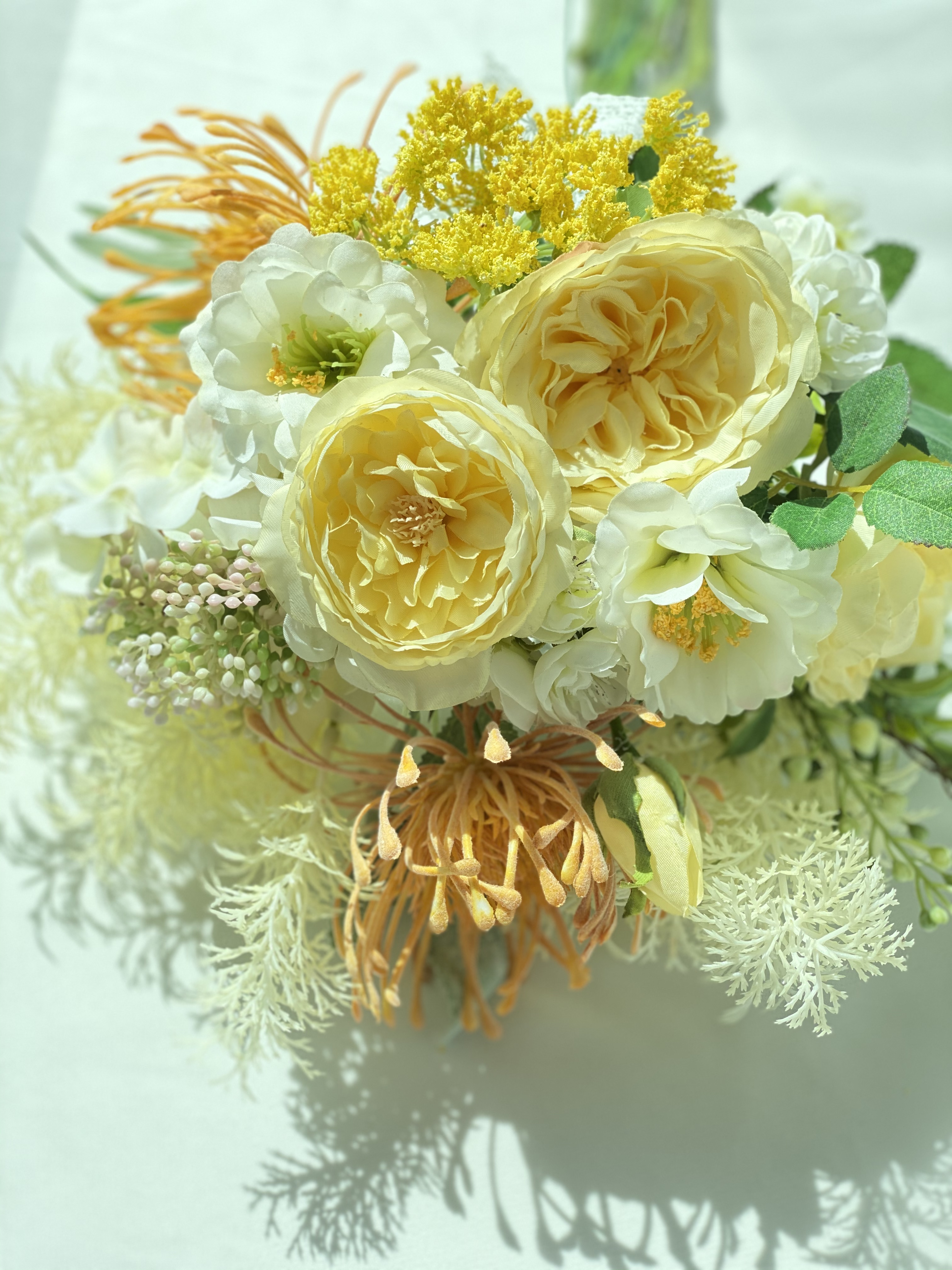 2024년 축하하는 노란색화 흰색의 조화로운 꽃다발